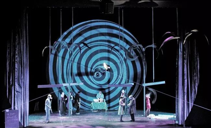 演繹不同版本的《波西米亞人》舞臺劇表演，一次嗨個夠