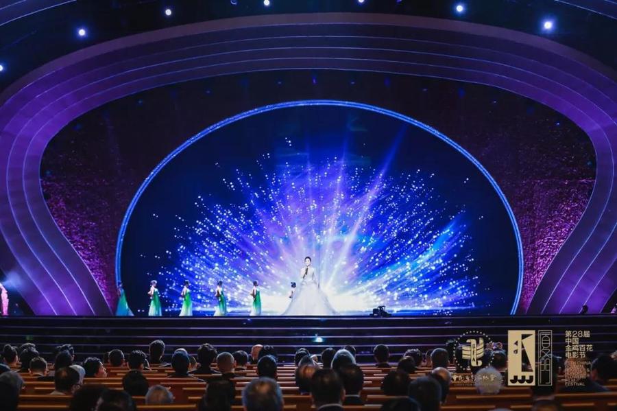 電影節(jié)活動策劃了三個篇章，貫穿了海浪、金沙和日光照耀的金雞剪影元素
