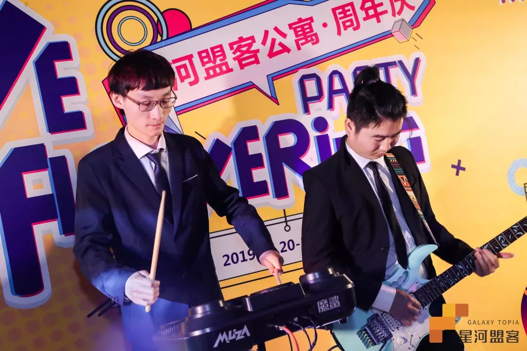 燈光閃爍一秒，瞬間進(jìn)入周年慶典活動(dòng)，面具策劃形式很朋克