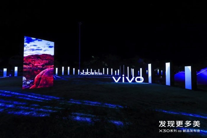 融合山水的開放式發(fā)布會活動，策劃的水池X型舞臺藝術(shù)范兒十足