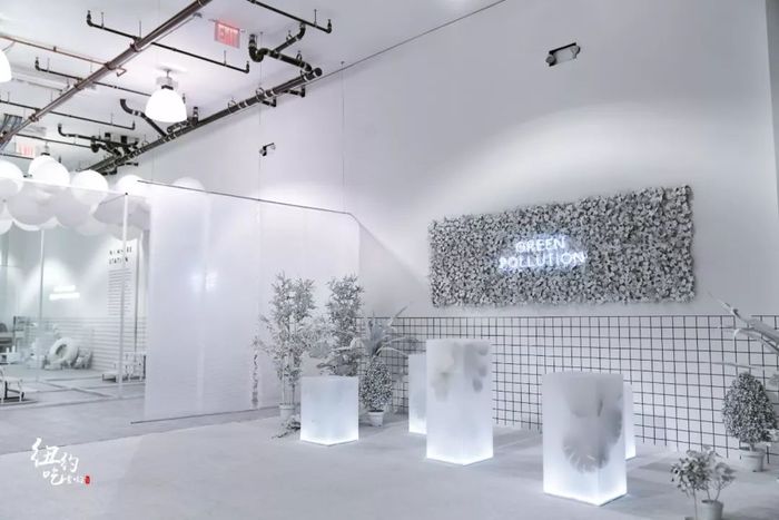 主題快閃店形式的展覽策劃，黑白風(fēng)格很是印象深刻