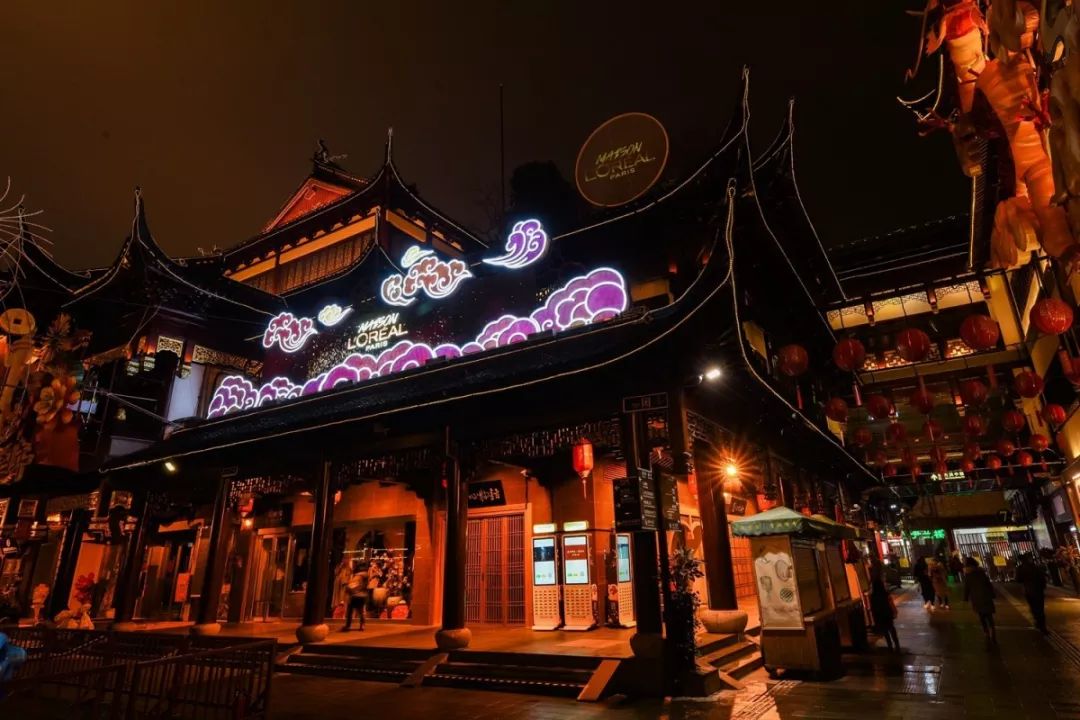巴黎歐萊雅燈會(huì)快閃店活動(dòng)詮釋著什么是傳統(tǒng)與科技融合、經(jīng)典與現(xiàn)代碰撞