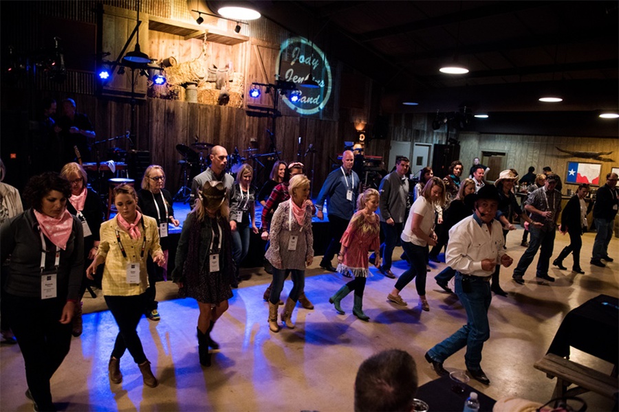 行業(yè)會議活動新增的休閑體驗活動真有趣，斗牛士也上場啦！