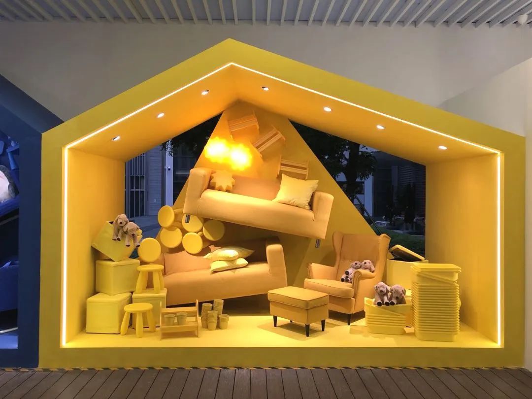 宜家快閃店展覽活動自帶吸睛特效，藍色購物袋甚是撩人