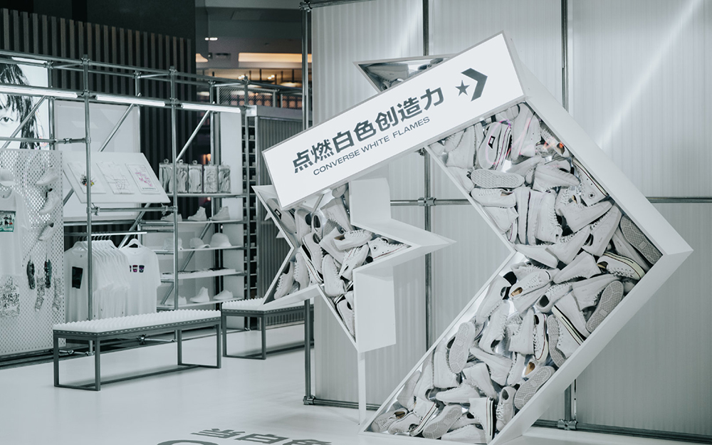 白色火焰快閃店展覽活動(dòng)的火焰“燒”得很旺，還能現(xiàn)場(chǎng)個(gè)性化定制