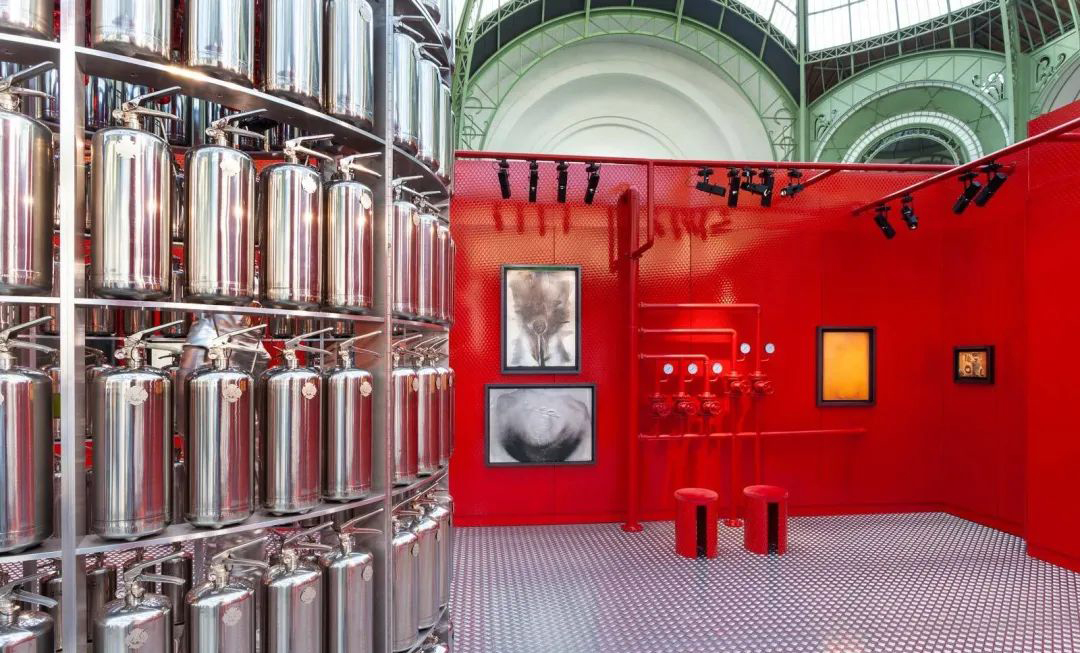 “著火”主題展覽活動策劃了一場全新的視覺體驗，滅火器很搶鏡