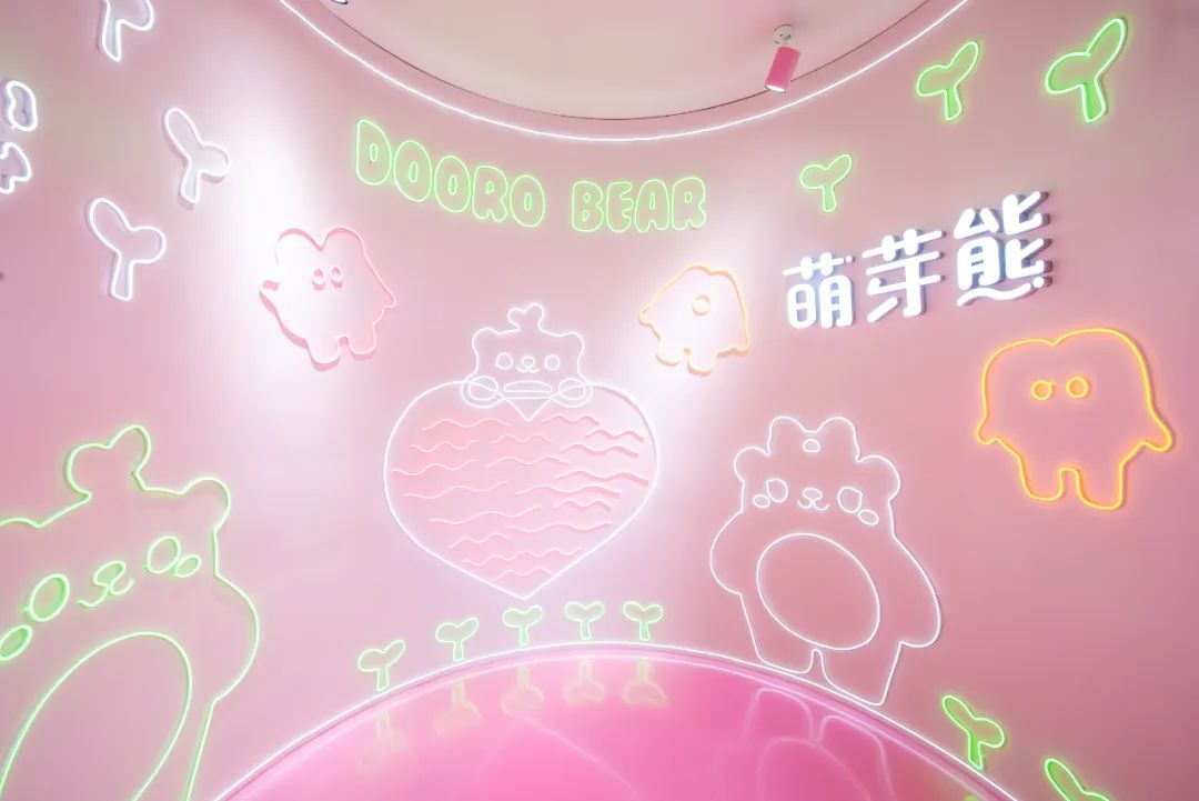 原創(chuàng)IP萌芽熊突現(xiàn)快閃店活動(dòng)撒嬌求抱抱，策劃的玻璃花房好夢(mèng)幻