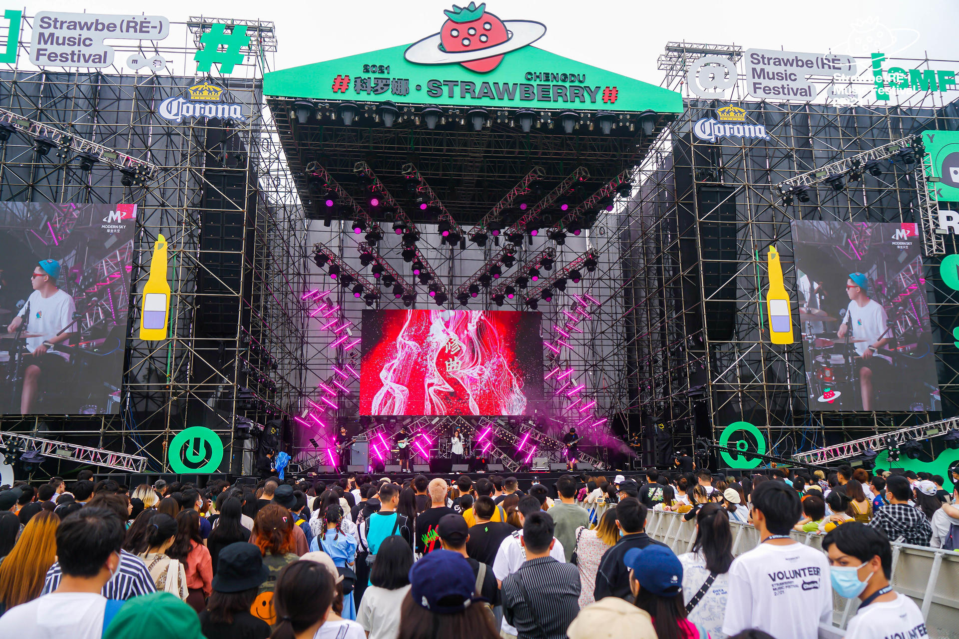 2021成都草莓音樂(lè)節(jié)活動(dòng)策劃充滿了異域氣氛，聽(tīng)歌飲酒，快樂(lè)就如此