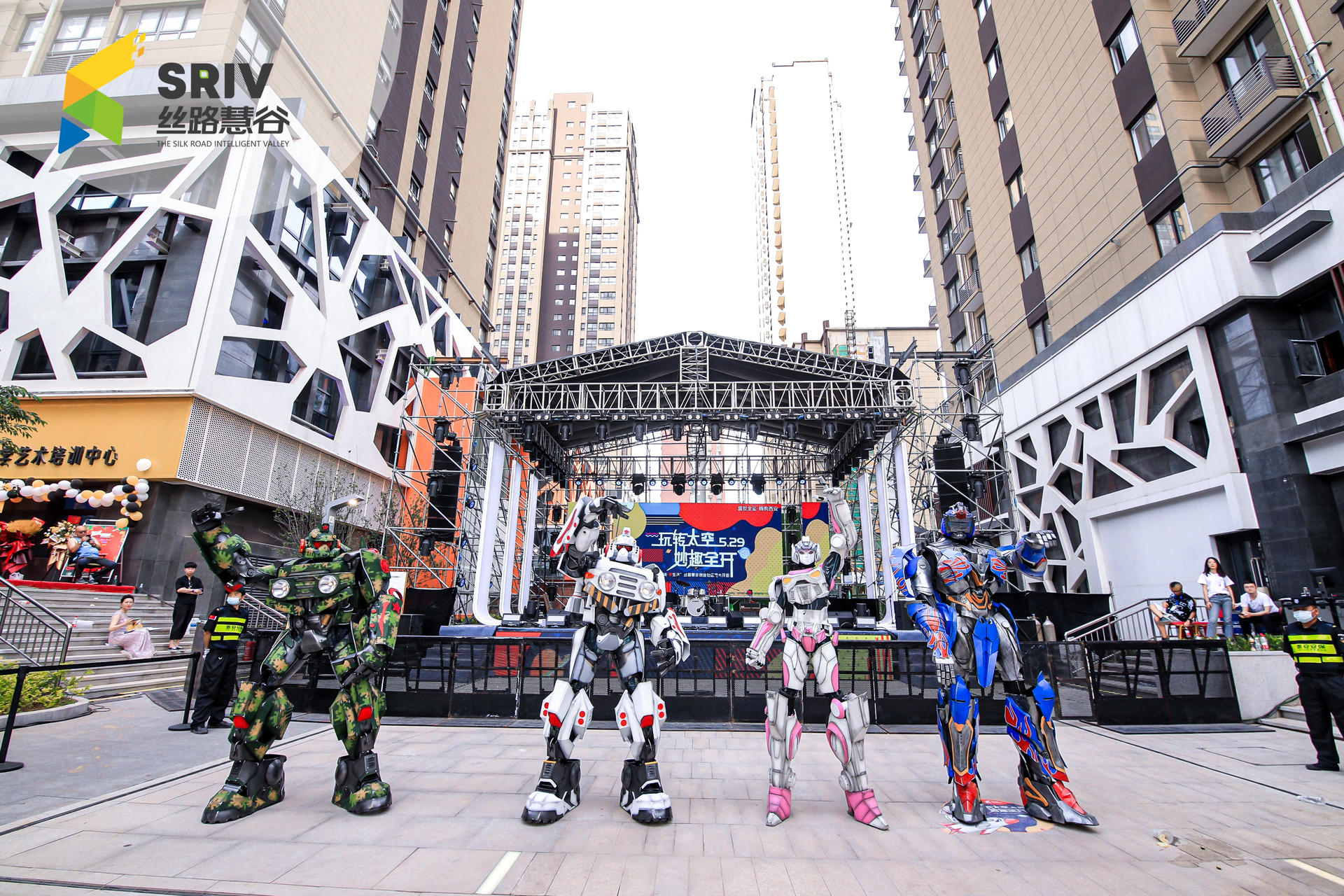 概念街區(qū)開街儀式活動(dòng)策劃空降知名樂隊(duì)，爆梗頻出尖叫不斷