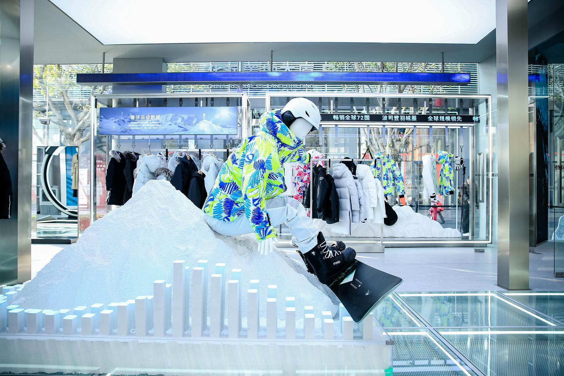 波司登快閃店活動(dòng)策劃融合雪山、陽(yáng)光等自然元素，帶來(lái)了“第一場(chǎng)雪”