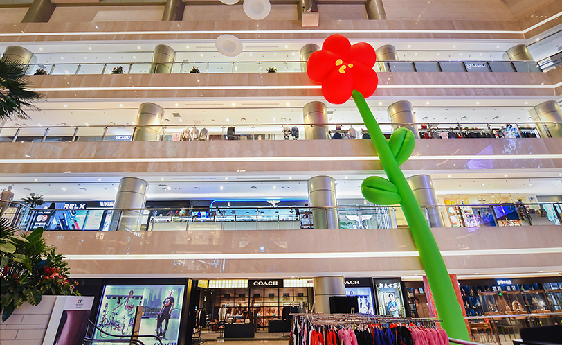 16米小紅花藝術(shù)活動策劃裝置綻放于城市中央，洋溢著溫暖的香