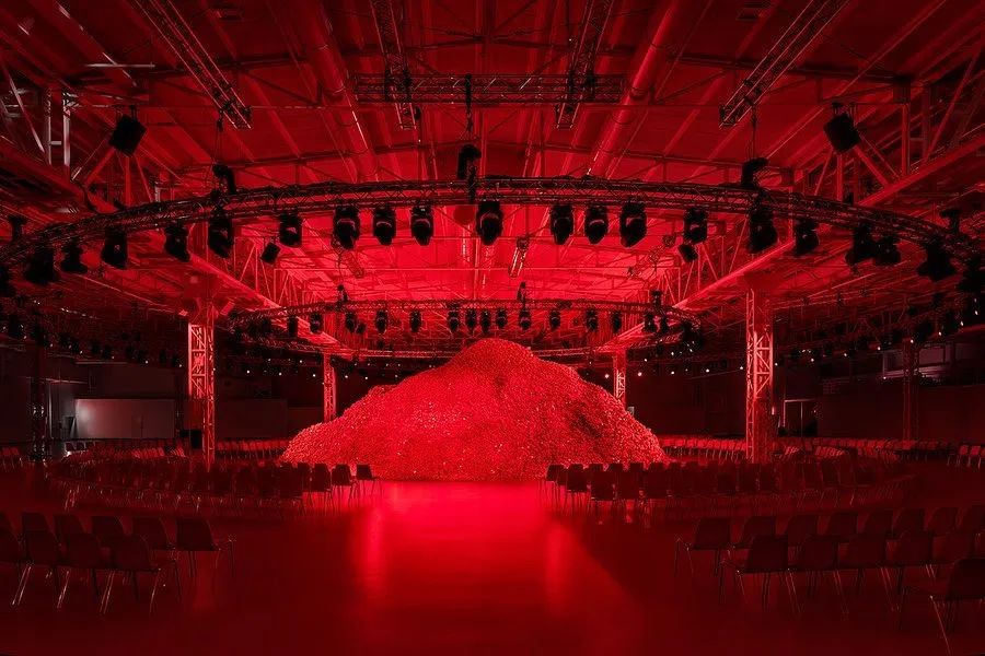 DIESEL2023秋冬大秀活動(dòng)策劃了一座杜蕾斯山丘，刷屏了社交平臺(tái)