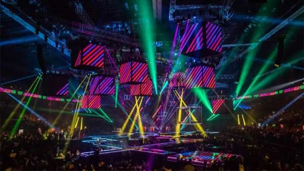 這個(gè)音樂大獎頒獎典禮活動策劃把巨大的體育場館變成了電視演播室