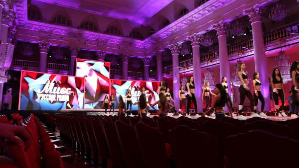 選美賽事就是不同于電競比賽，滿屏都是大長腿