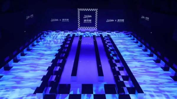 黑白棋盤格的時(shí)裝發(fā)布會(huì)現(xiàn)場(chǎng)，燈光變幻，一場(chǎng)時(shí)尚SHOW正是開始