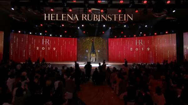 全球代言人的官宣發(fā)布會夜如同巴黎名媛的舞會現場，極致奢華