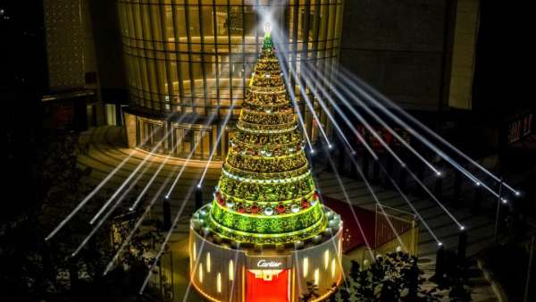 最美圣誕樹美陳設(shè)計(jì)當(dāng)屬卡地亞了，紅盒之中的光芒溫暖了冬日時(shí)光