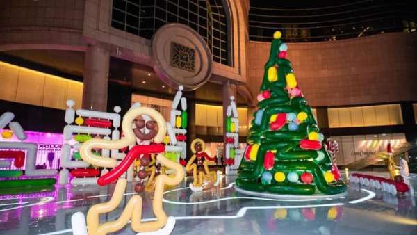 不好，有一群可愛的姜餅人圍繞著圣誕節(jié)的美陳設(shè)計(jì)嬉戲玩耍，快去瞅瞅