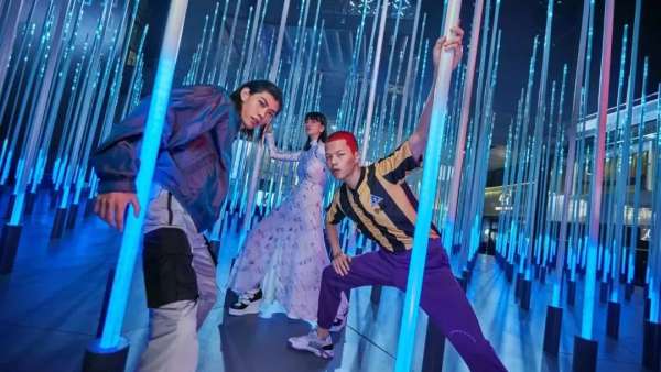 六邊形中的聲光主題展覽處處透射出強烈的時尚感與未來感，奇境之旅就此展開