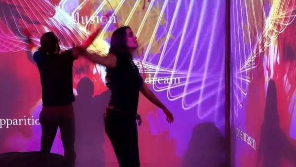 這般沉浸式的互動藝術(shù)裝置，仿佛到了另一個神奇的領(lǐng)域，這是海市蜃樓嗎？