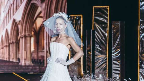 品牌時裝秀以戀人感情發(fā)展為主線，呈現(xiàn)別開生面的視聽盛宴