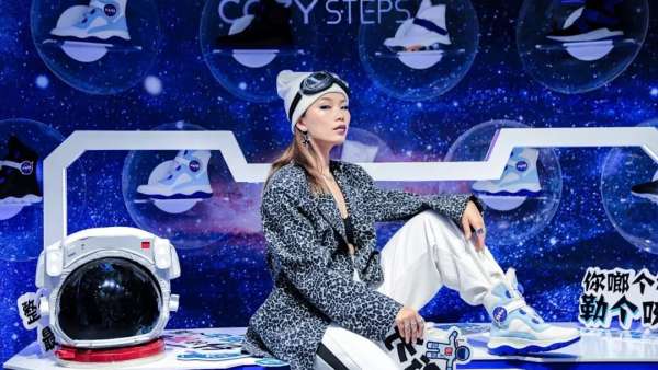 快閃店能穿越？可不是嘛，與阿波羅一起登上月球找外星人吧