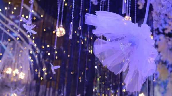 婚禮時(shí)裝秀創(chuàng)造另一個(gè)維度世界，讓自然保持自然的姿態(tài)｜靈感25區(qū)