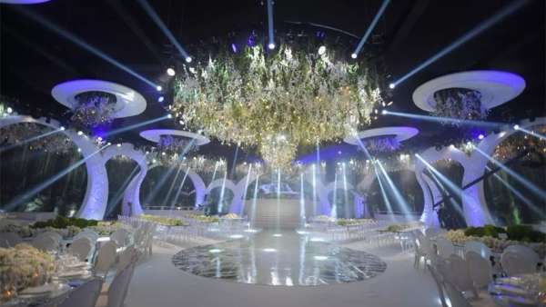 森林系的舞美設(shè)計(jì)效果更能平靜等待的焦急｜靈感25區(qū)