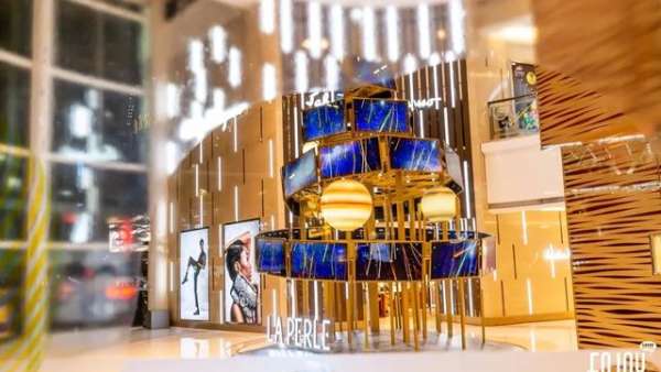 當(dāng)圣誕商場(chǎng)美陳被打造成太空發(fā)射站時(shí)，霸屏票圈就靠TA了