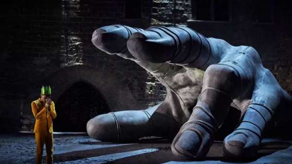 舞美設計敢做得如此幽森恐怖，這位年輕帥氣導演就是不一樣