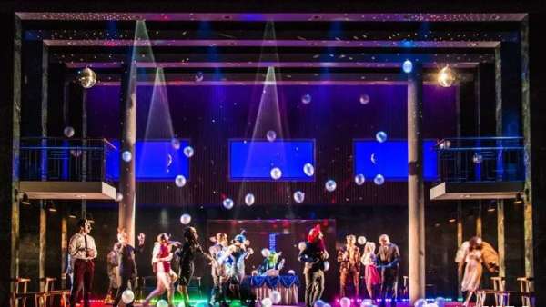 各種風(fēng)格的舞美設(shè)計(jì)他都能駕馭，仿佛順手就來的