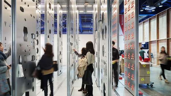 韓國京畿道公司在首爾設(shè)計節(jié)上的展位設(shè)計簡潔卻吸睛無數(shù)