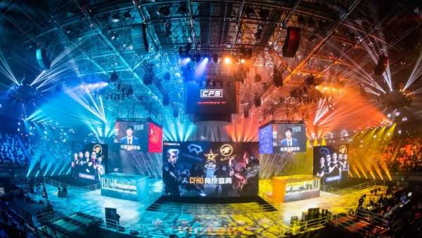 CFS的舞美設計也太朋克太科技震撼了吧，大寫服字啊