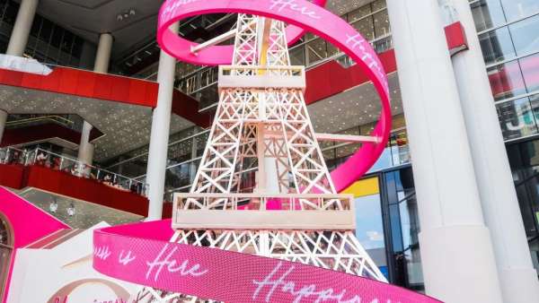 巴黎鐵塔刷亮了魔都的圣誕美陳設(shè)計(jì)，粉嫩造型浪漫一圣誕