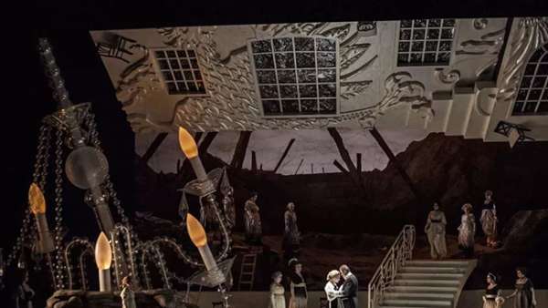 舞美設(shè)計(jì)上增加一個(gè)巨型水晶吊燈，效果倍加