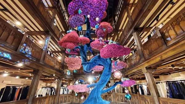 奇幻童話的美陳設計怎能少，Liberty London空中漂浮著一棵神奇的植物