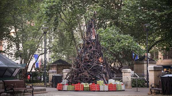 燒毀的圣誕樹(shù)活動(dòng)創(chuàng)意，只為讓大家關(guān)注災(zāi)區(qū)重建
