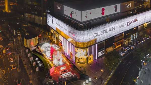 點(diǎn)亮新年，這個(gè)品牌的美陳設(shè)計(jì)裝置也太亮眼了吧