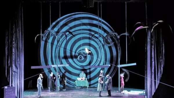 演繹不同版本的《波西米亞人》舞臺劇表演，一次嗨個(gè)夠