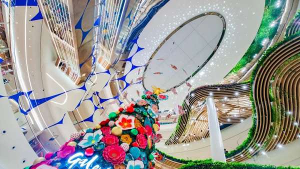 圣誕季，神奇蜜蜂王國打造了一場奇趣的圣誕美陳設計，儀式感滿滿