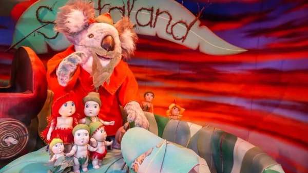 快看圣誕櫥窗美陳設(shè)計里的那群可愛的桉樹寶寶，他們也在為圣誕節(jié)做準備