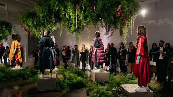 服裝展示活動(dòng)如此有意境，仿佛置身于大自然中，美