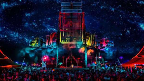 音樂節(jié)活動(dòng)的舞臺(tái)策劃很是有趣，漂浮的紗布效果更震撼