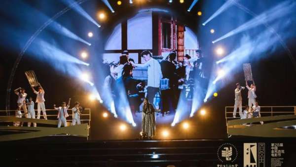 電影節(jié)活動(dòng)策劃了三個(gè)篇章，貫穿了海浪、金沙和日光照耀的金雞剪影元素