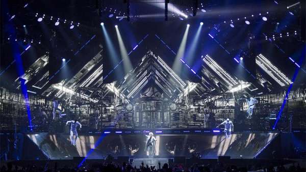 這場演唱會的舞美策劃令人眼花繚亂，驚呼這場活動的視覺效果太厲害了