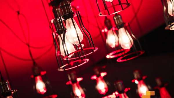 燈光閃爍一秒，瞬間進入周年慶典活動，面具策劃形式很朋克