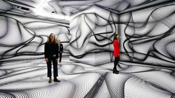 快閃店活動(dòng)空間是用顏料和復(fù)雜的投影形成的，策劃設(shè)計(jì)太迷幻了