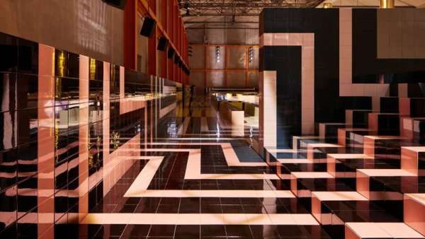 普拉達(dá)的時(shí)裝秀活動(dòng)策劃設(shè)計(jì)的幾何舞臺色彩斑瀾，活力滿滿