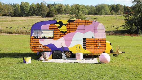 把快閃店活動策劃成移動式大篷車，教難民兒童如何DJ