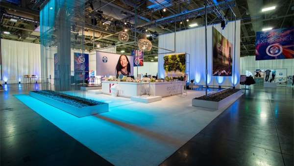 這場(chǎng)北美活動(dòng)策劃了一個(gè)現(xiàn)代外觀和感覺的“商店”，交互體驗(yàn)不錯(cuò)